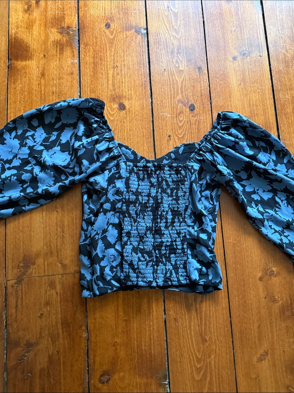 Abercrombie & Fitch Black and Blue Floral Puff-Sleeve Blouse - Picture 4 of 4